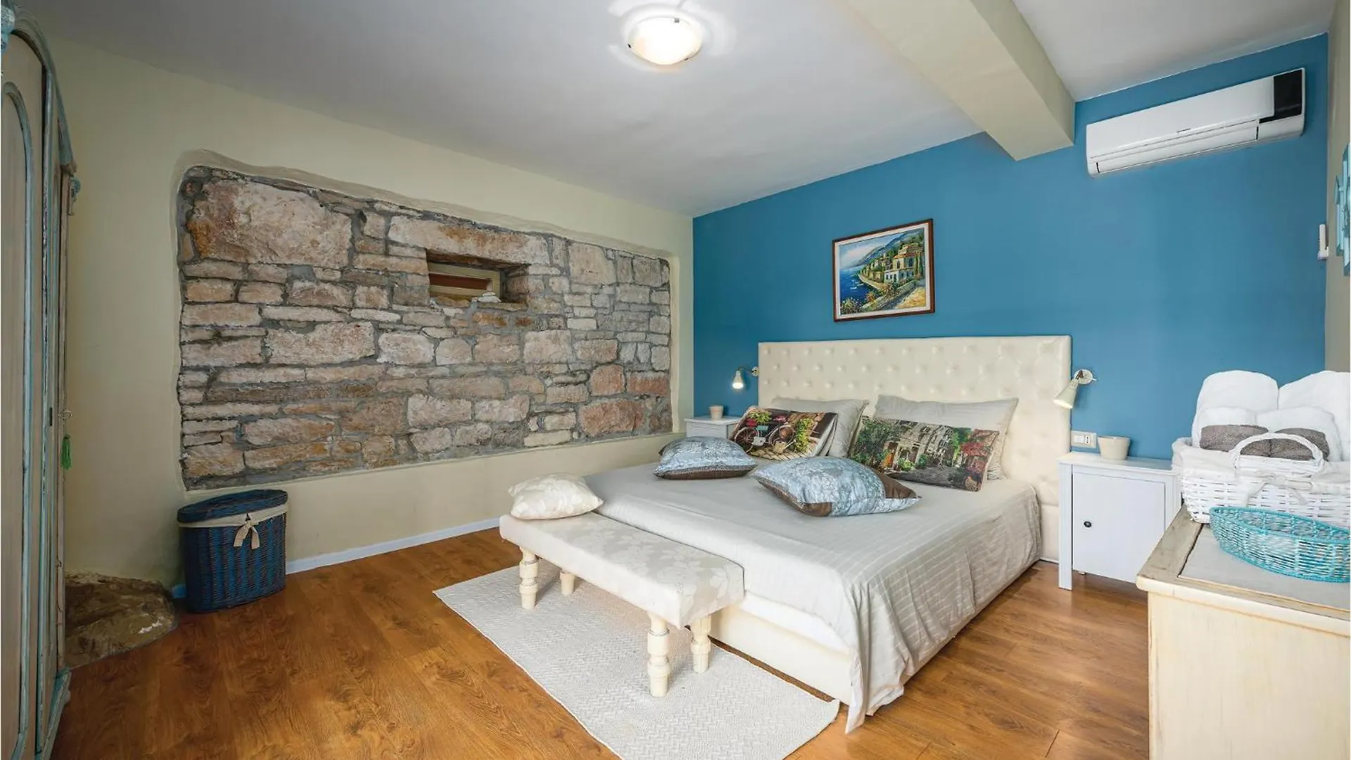 4 Bedroom Amazing Home In Tinjan 펜션