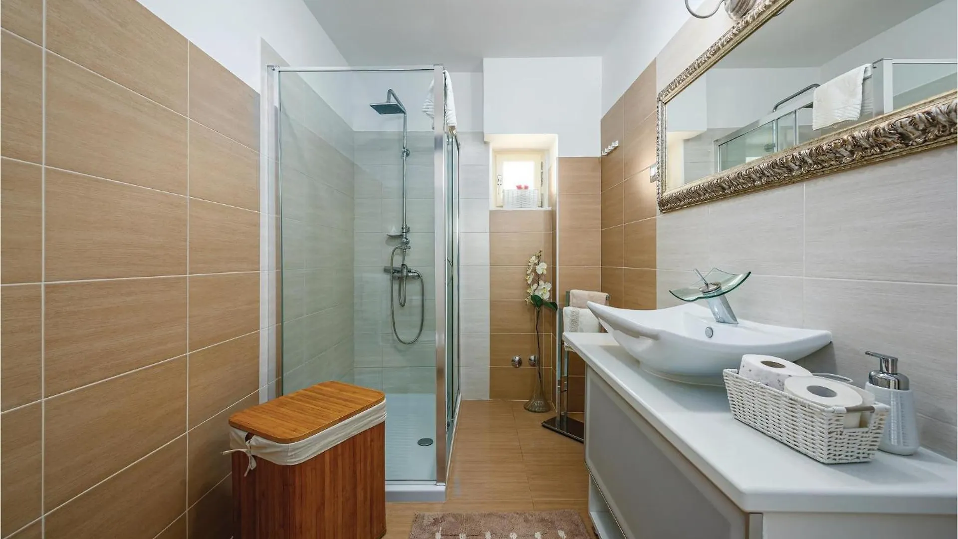 4 Bedroom Amazing Home In Tinjan 펜션