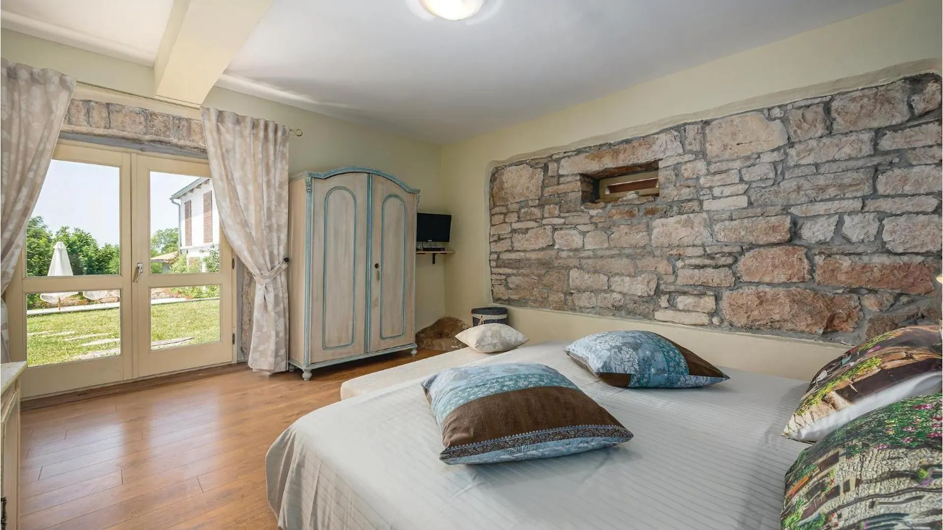 4 Bedroom Amazing Home In Tinjan 0*,  크로아티아